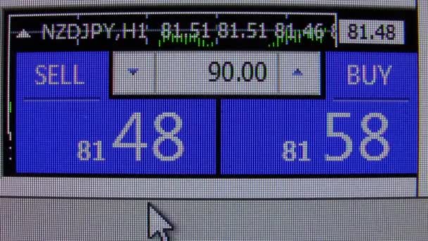 Lisovací prodat tlačítko na forex trhu nabídek telegraf desce - nové kvalitní finanční obchodní data obrazovky zblízka dynamické technologie motion video záběry — Stock video