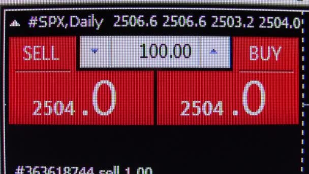 Trycka på sälja knappen på forex marknaden citat ticker ombord - ny kvalitet finansiella business dataskärm närbild med dynamisk teknik motion videofilmer — Stockvideo