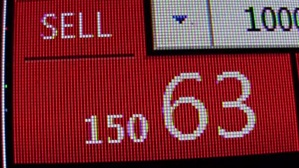 Trycka på sälja knappen på forex aktiemarknaden citat ticker styrelse - ny kvalitet finansiella business dataskärm närbild med dynamisk teknik motion videofilmer — Stockvideo
