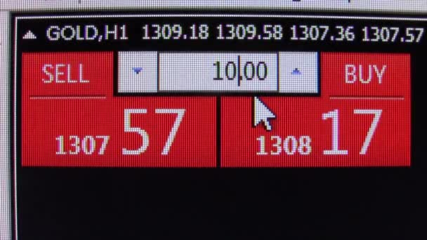 Trycka på Köp guld knappen på forex marknaden citat ticker ombord - ny kvalitet finansiella business dataskärm närbild med dynamisk teknik motion videofilmer — Stockvideo