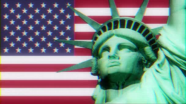 Estatua de la libertad con bandera de los EE.UU. en el glitch jumpy viejo ordenador lcd led pantalla de tubo de visualización animación de bucle sin costuras fondo negro - nueva calidad orgullo nacional colorido alegre video metraje — Vídeo de stock