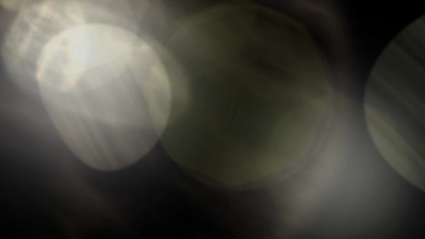 Bílé velké pohybující světla nevracením optickým objektivem světlice lesklé animace umění pozadí - nové kvalitní přirozené osvětlení lampy paprsky efekt dynamické barevné světlé video záběrů — Stock video