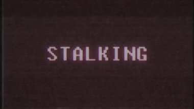 Retro videogame Stalking kelime metin bilgisayar tv arıza parazit gürültü ekran animasyon sorunsuz döngü yeni kalite evrensel vintage hareket dinamik animasyonlu arka plan renkli neşeli video m