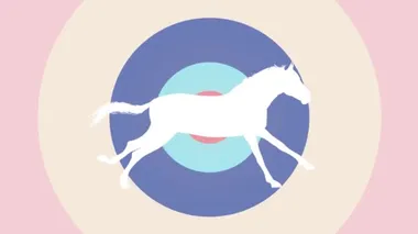 Beyaz at gökkuşağı çemberleri üzerinde çalışan siluet arka planda yeni kaliteli animasyon dinamik neşeli 4k video görüntüleri