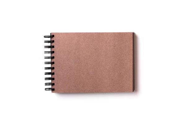 Cuaderno de bocetos aislado con papel artesanal marrón — Foto de Stock