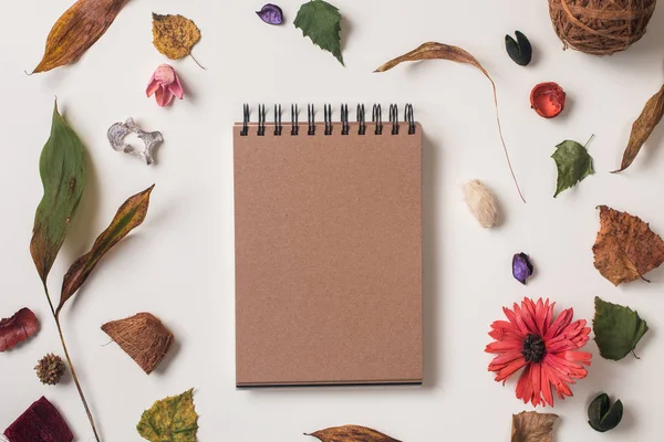 Hösten bakgrund med craft notebook mock upp — Stockfoto