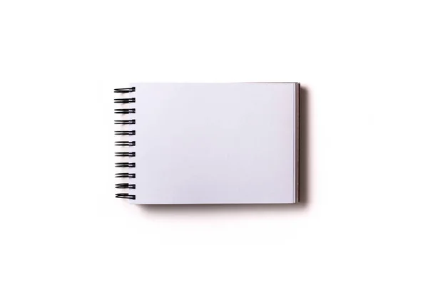 Изолированный альбом эскизов с белой бумагой — стоковое фото