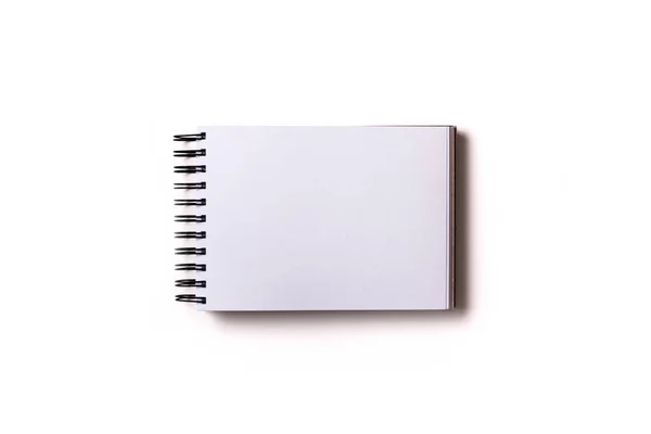 Cuaderno de bocetos aislado con papel blanco — Foto de Stock