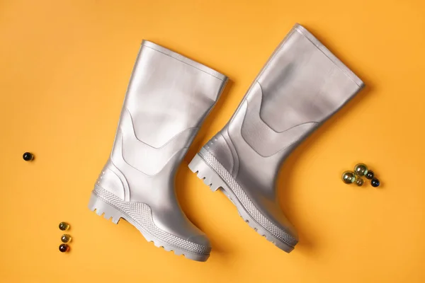 Gumboots ve cam toplar portakal