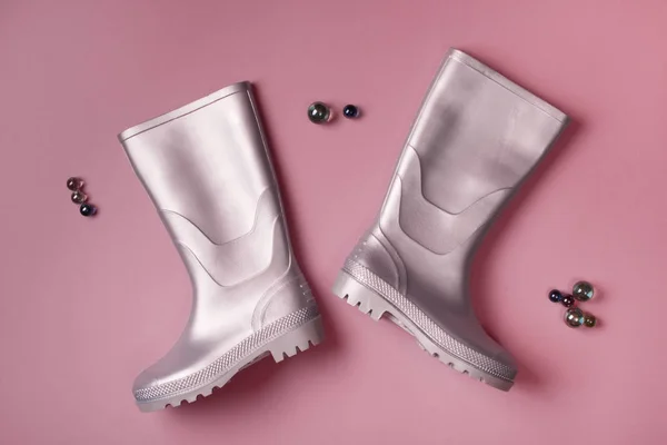 Gumboots ve pembe cam topları