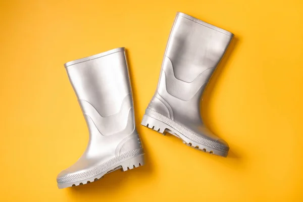Portakal üzerine parlak gumboots
