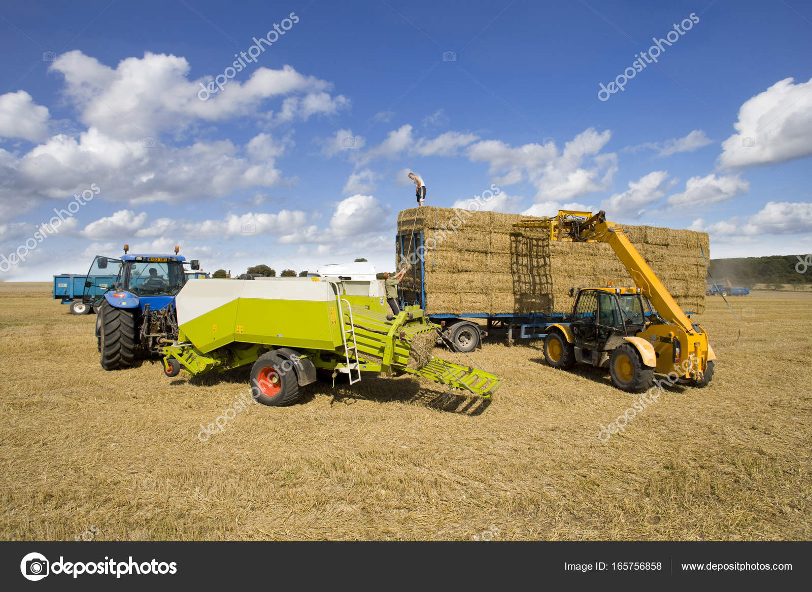 ballots de paille empilement tracteur remorque dans domaine rural image de juiceimagesenterprise - Tracteur Remorque ballots de paille empilement tracteur remorque dans domaine rural image de juiceimagesenterprise - Tracteur Remorque