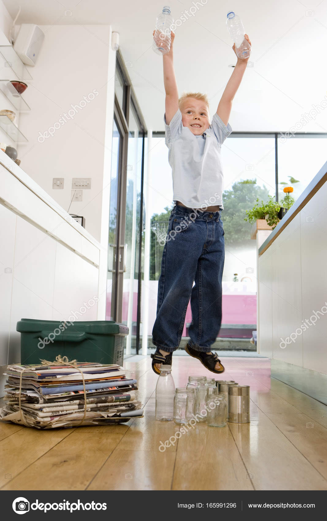 Ragazzo Riciclo Cucina Saltando Contenere Bottiglie Sopra Testa ... Ragazzo Riciclo Cucina Saltando Contenere Bottiglie Sopra Testa ...