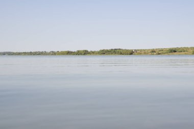 Baraj gölünün kıyısından görünüm