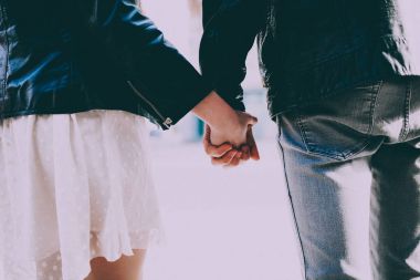 El ele tutuşan çift