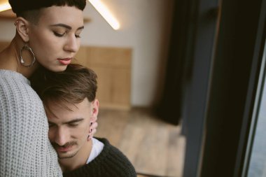 kadın kucaklayan adam