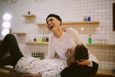 Adam komik kadın kucağına yatan