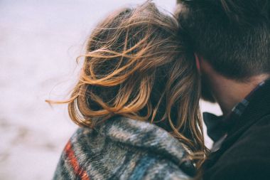 Arkadan görünüş çift duran Yanak yanağa