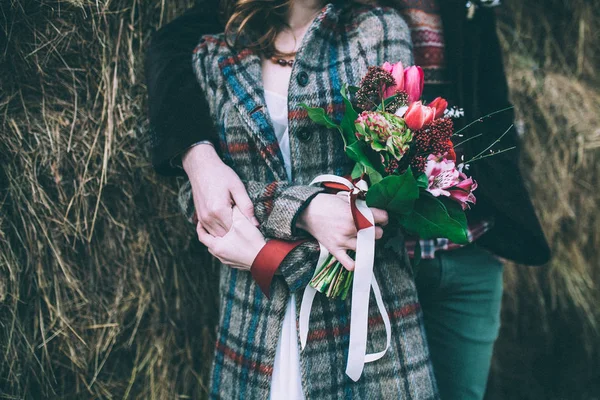 Married couple in front of haystack — Stock Photo, Image