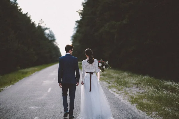 Widok Tyłu Małżeństwem Chodzenie Wsi Droga — Zdjęcie stockowe