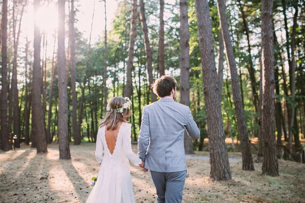 Rückansicht Eines Ehepaares Das Gemeinsam Wald Spazieren Geht — Stockfoto