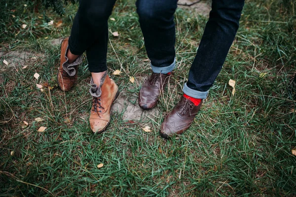 Benen van paar in stijlvolle schoenen — Stockfoto