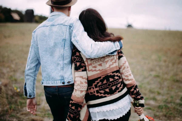 Rear View Stylish Couple Walking Together Field — Stock Photo, Image