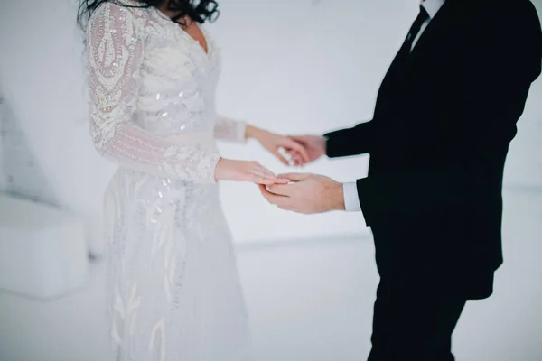 Ehepaar hält Händchen — Stockfoto