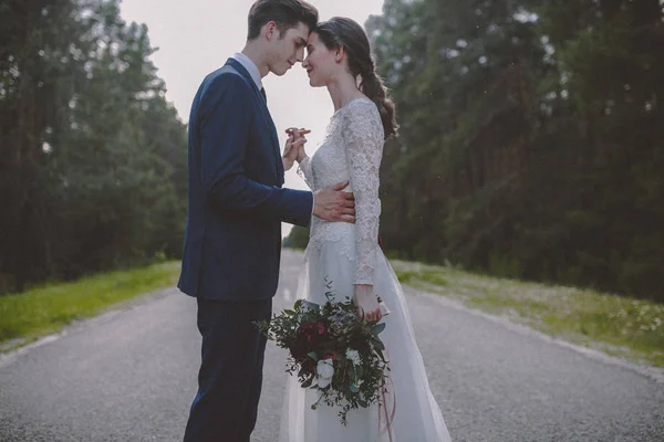 Ożenił Się Para Stojąc Twarzą Twarz Wsi Droga — Zdjęcie stockowe