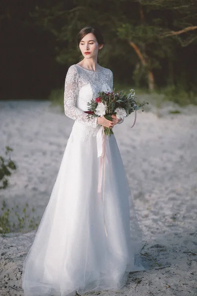 Sposa Abito Bianco Posa Sulla Sabbia Nella Foresta — Foto Stock