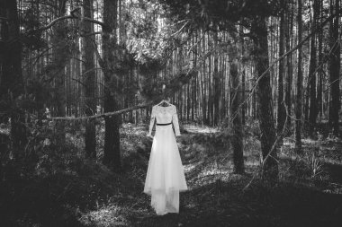 Ormanda asılı gelinlik