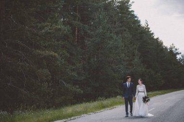 Evli çift orman yolda yürürken