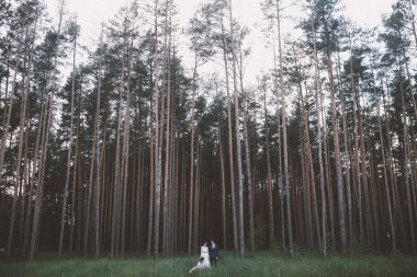 Evli çift orman çayır üzerinde poz