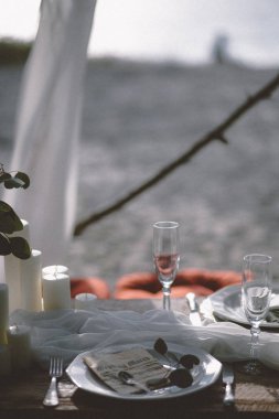 Kum üzerinde düğün töreni için hizmet tablo