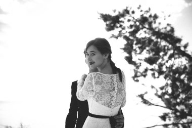 Seyir sırt ormanda poz güzel gelin