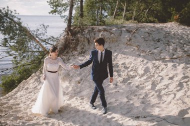 Gelin ve damat Gölü Sahilde yürüyüş