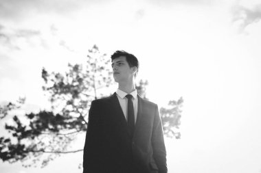 Takım elbiseli adam poz, düşük açılı görünüş 