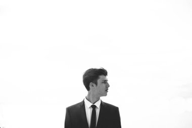 Kırpılmış üzerinde beyaz izole takım elbiseli adam görünümünü