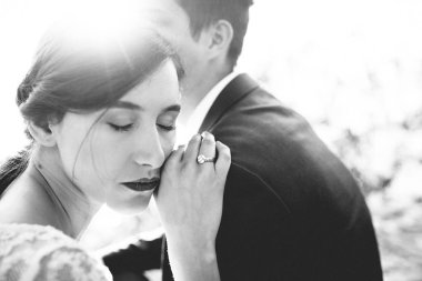 Gelin Damat omzuna yaslanmış görünümünü yakın çekim