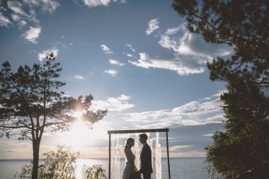 Evli çift düğün kemer sahil şeridi üzerinde poz