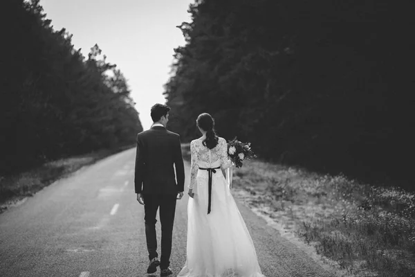 Ehepaar Fuß Auf Waldweg — Stockfoto