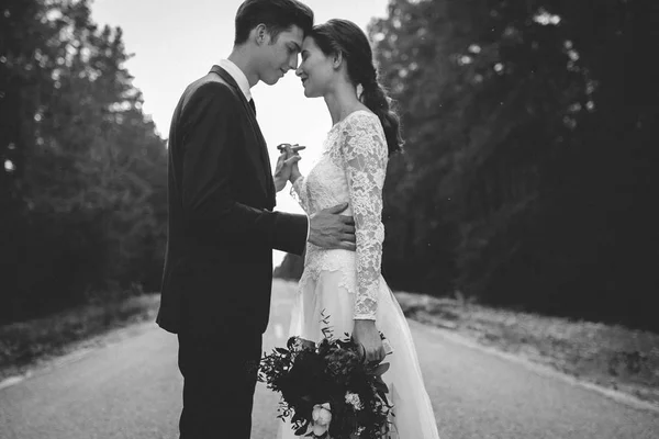 Pareja Casada Pie Cara Cara Camino Forestal —  Fotos de Stock