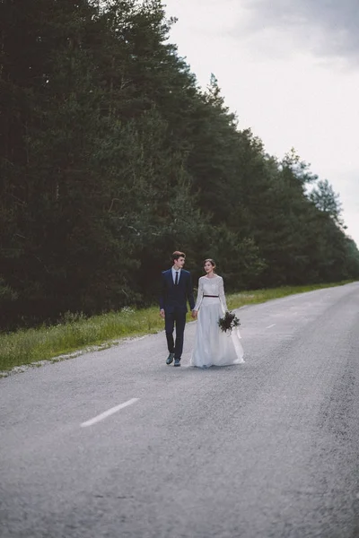 Casal Casal Andando Estrada Floresta — Fotografia de Stock