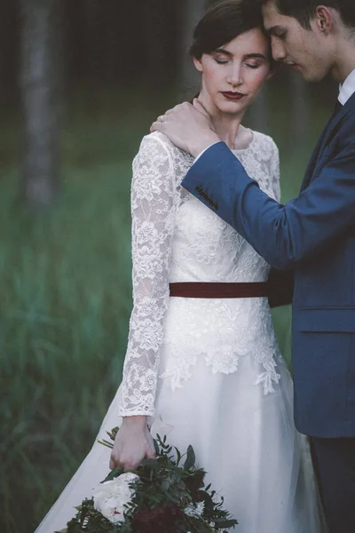 結婚されていたカップルの森林草原のポーズ — ストック写真
