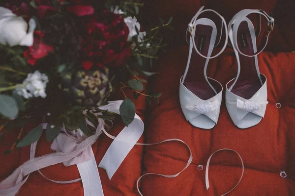 Nahaufnahme Weißer Brautschuhe Und Blumenstrauß — Stockfoto