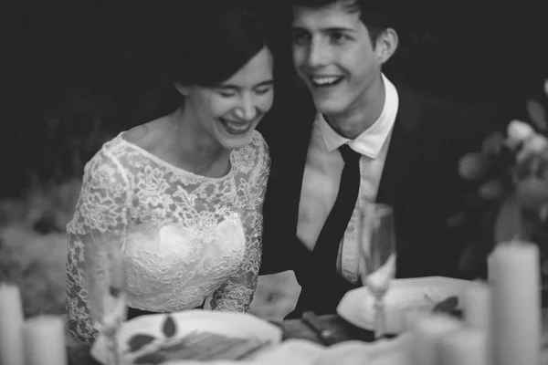 Małżeństwo Śmiejąc Się Party Tabeli — Zdjęcie stockowe