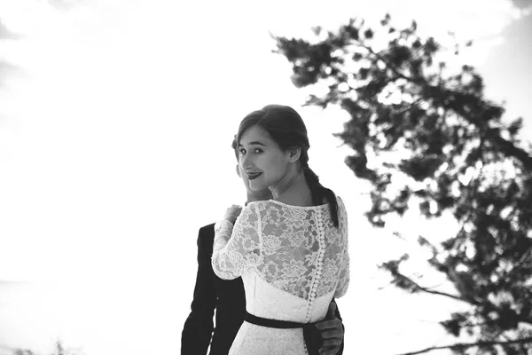 Schöne Braut Blickt Zurück Während Sie Wald Posiert — Stockfoto