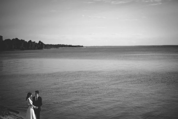 Married Couple Posing Lake Shore — Stock Photo, Image