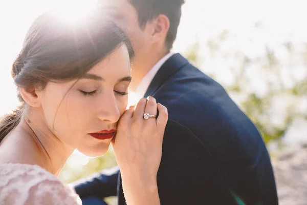 Vue Rapprochée Mariée Appuyée Sur Épaule Marié — Photo