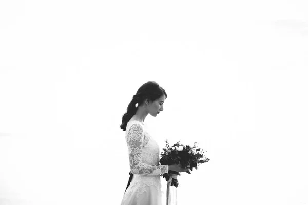Mariée Avec Bouquet Isolé Sur Fond Blanc — Photo